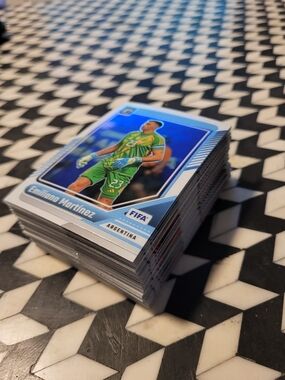 🔥 Soccer Cards Lot – Giroud, Cristian Romero, Emiliano Martínez & Koundé 🔥